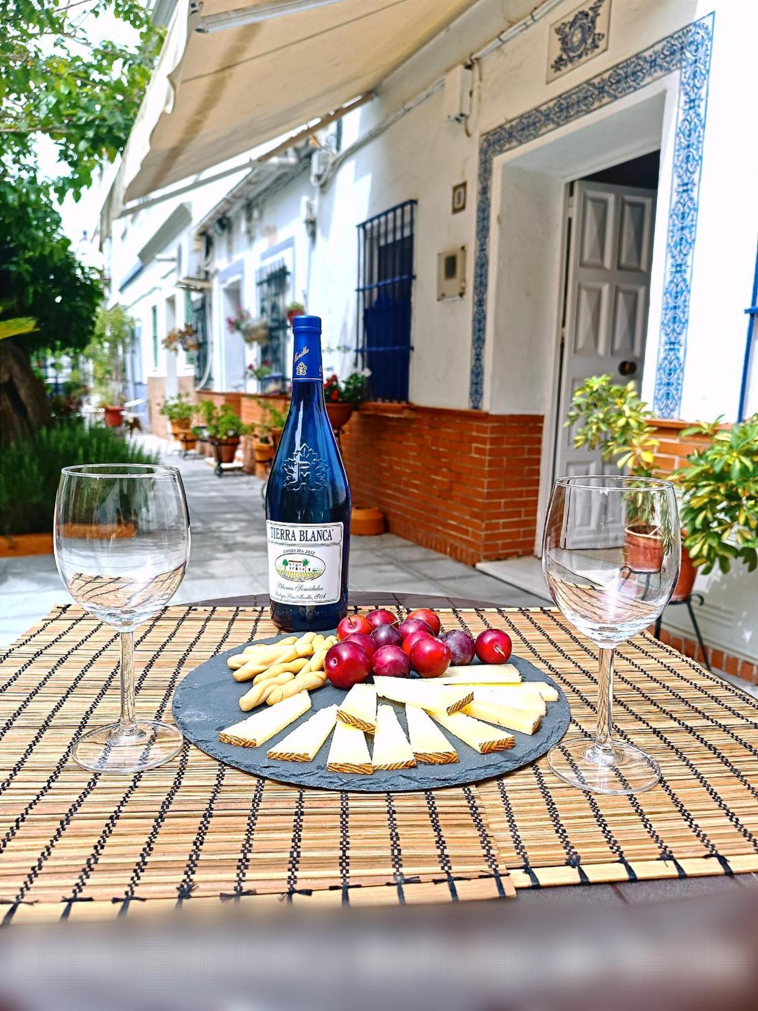 Tipico Y Pintoresco Patio De Vecinos, Con Encanto Sevilla Kültér fotó